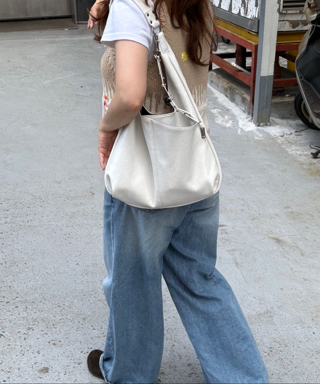 MUSINSA公式 | YEOMIM medium slash hobo bag (cream)