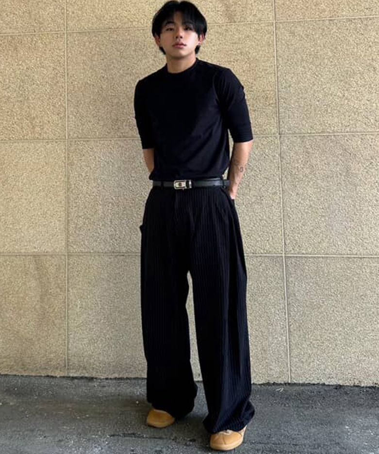 MUSINSA | SIGNATURE Multi-tuck wide slacks [black stripe]