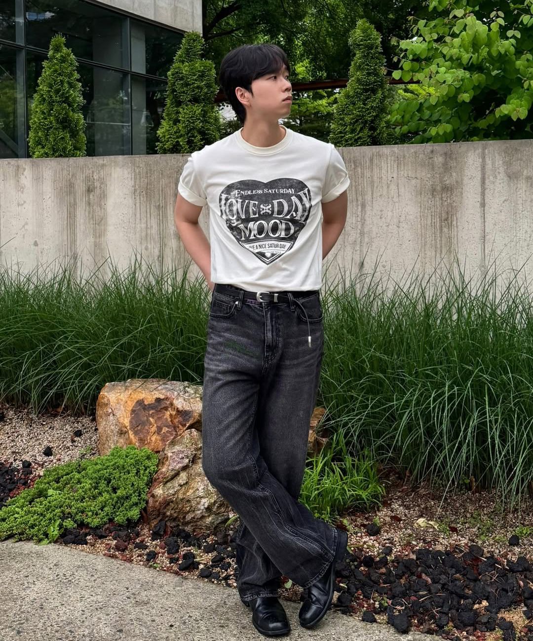 Tシャツ・カットソー SATUR Saturday Retro Mood Graphic Short Sleeve T-Shirt Navy SATUR] Saturday Retro Mood Graphic T-Shirt