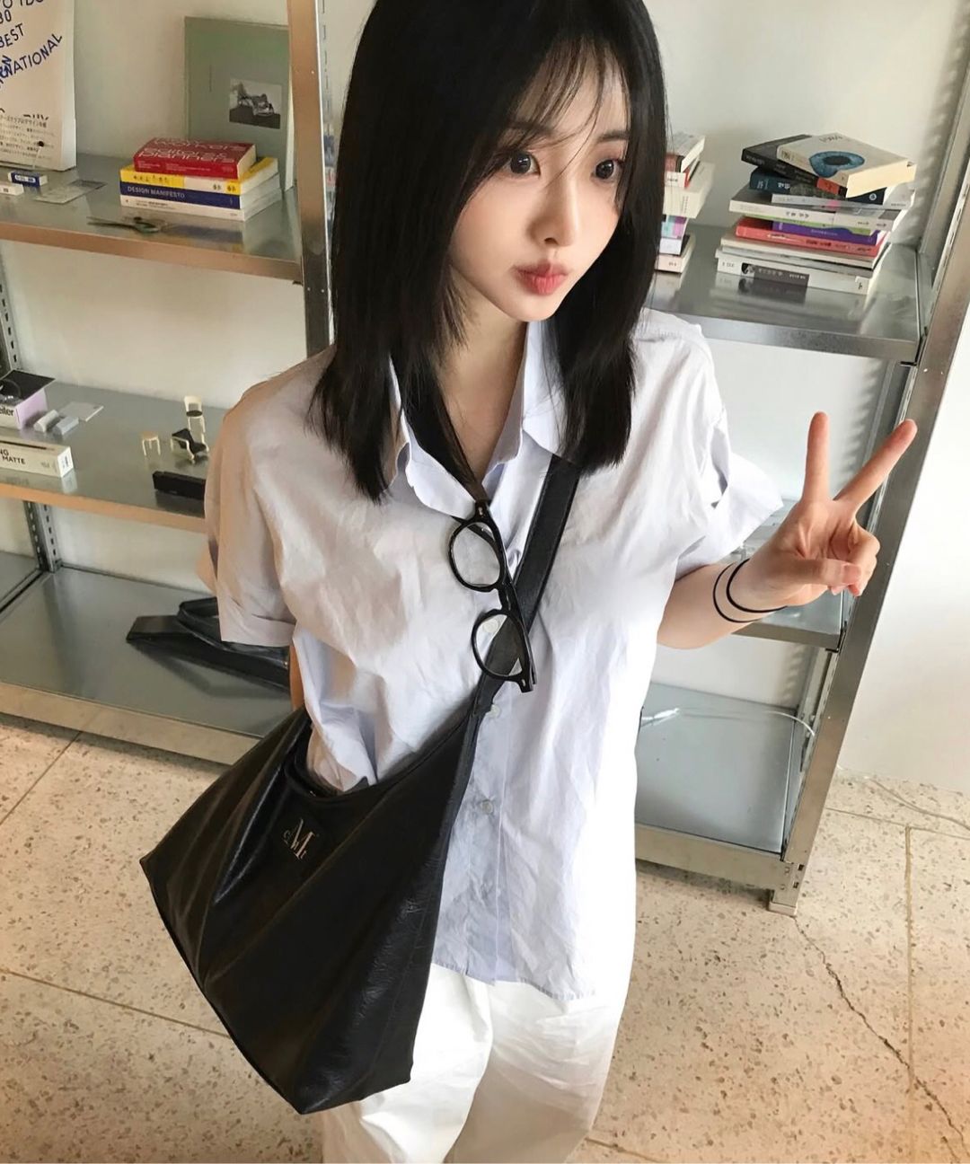 ☆韓国☆［MUCENT］CRESCENT LEATHER SHOULDER BAG 2color MUSINSA | MUCENT [Pouch Giveaway] Crescent Leather Shoulder
