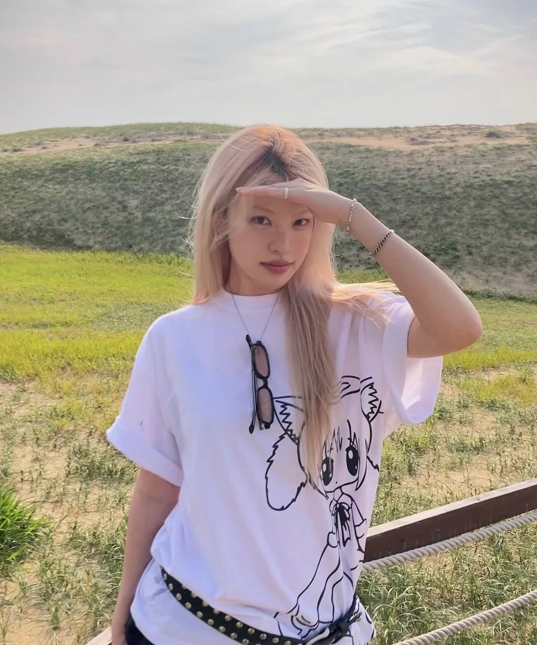 MUSINSA公式 | ITZAVIBE CAT GIRL T SHIRT - BLACK