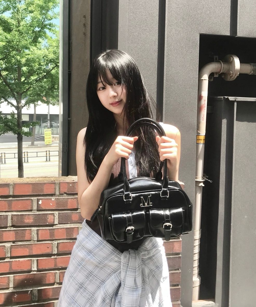 ショルダーバッグ・ポシェット MUCENT BIRUS L ENAMEL 2-BELT POCKET SHOULER BAG 5BMR0101 MUSINSA公式 | MUCENT Virus Metal Logo Enamel 2 Belt Pocket