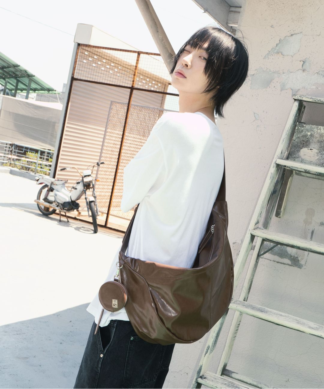MUSINSA | MIMTHEWARDROBE Monta crack leather messenger bag_Brown