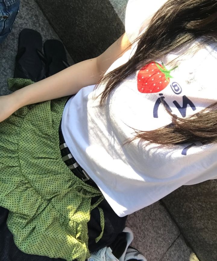 【ITZAVIBE】STRAWBERRY LOGO CROP T SHIRT STRAWBERRY LOGO CROP T SHIRT - ITZAVIBE | 60% - Asian