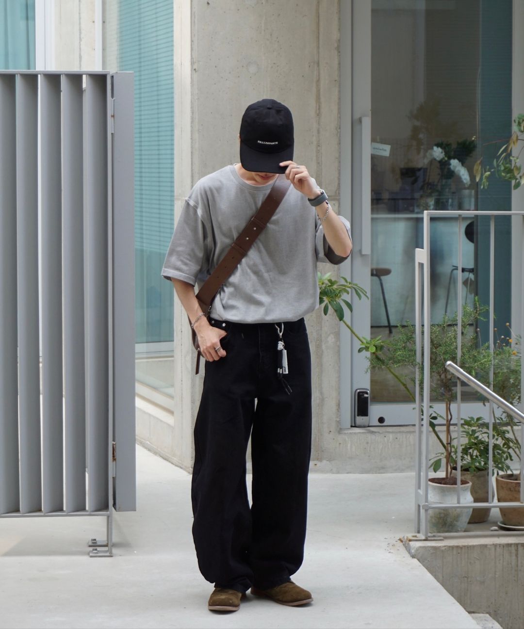 MUSINSA | MIMTHEWARDROBE Monta crack leather messenger bag_Brown