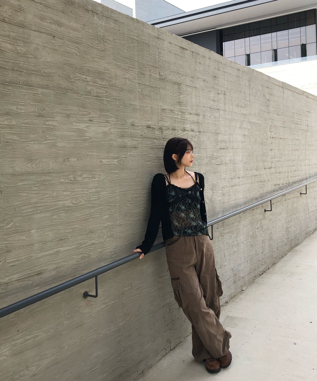 MUSINSA | AAKAM Knee Pin-tuck Contrast Cargo Pants (Brown)