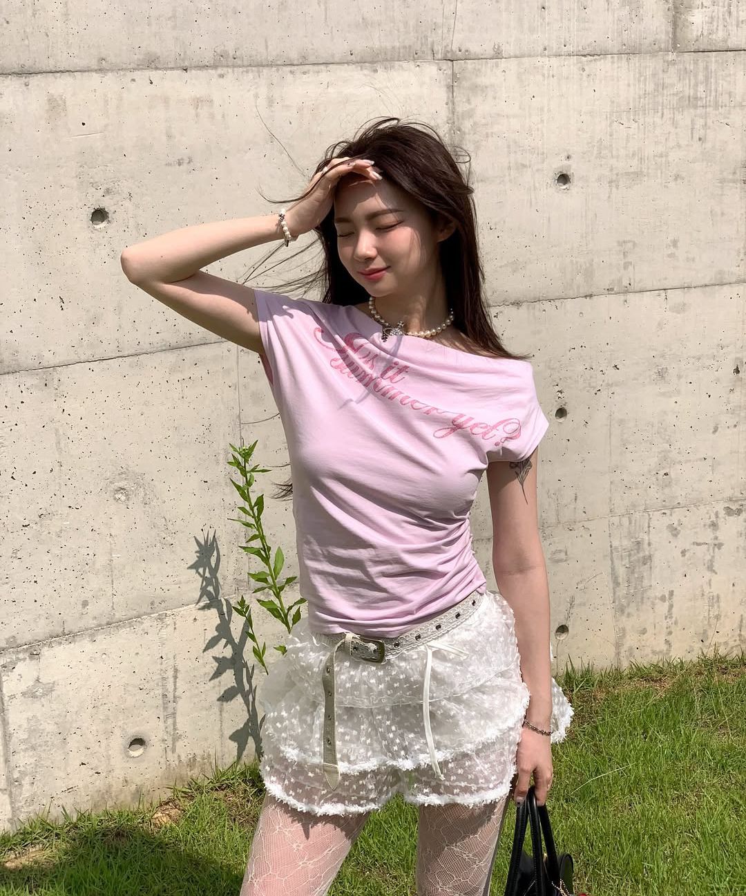 [LUV IS TRUE]★25SS★韓国人気★SM GLITTER OFFSHOULDER TEE LUV IS TRUE]☆25SS☆韓国人気☆SM GLITTER OFFSHOULDER TEE