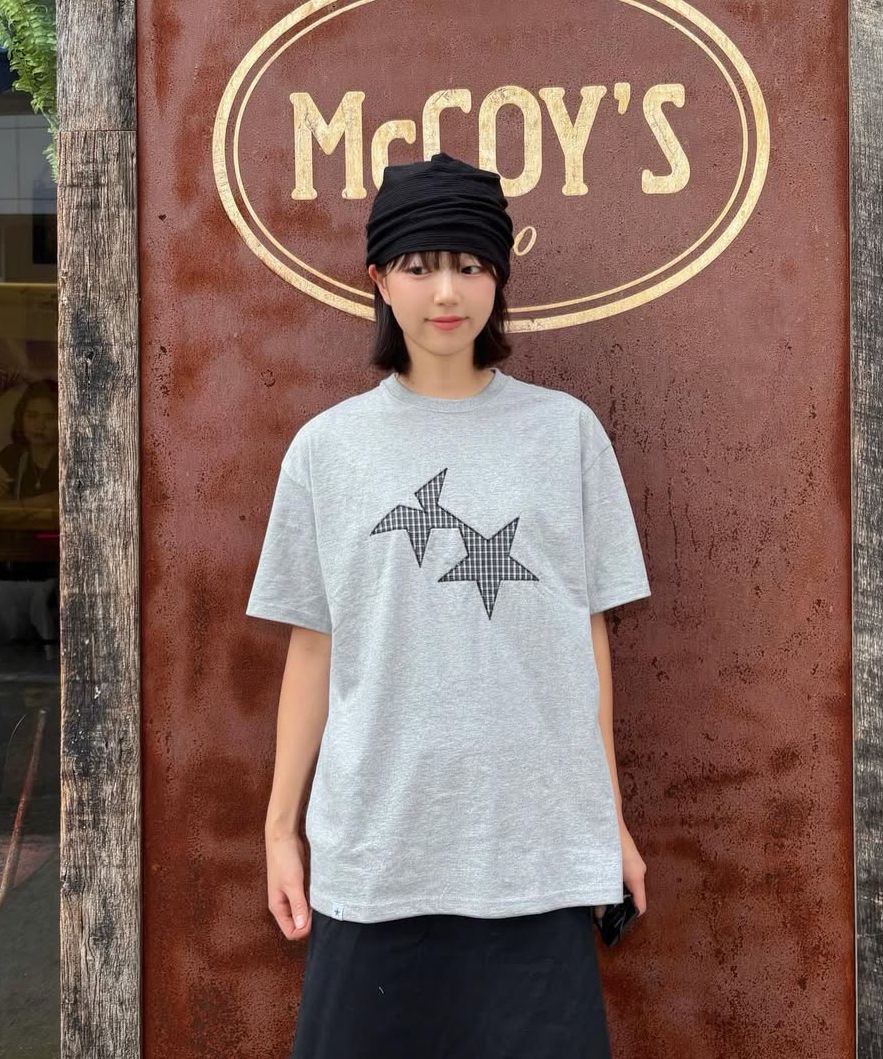 카비시(CAVISH) TWIN STAR CHECK APPLIQUE SS TEE GREY
