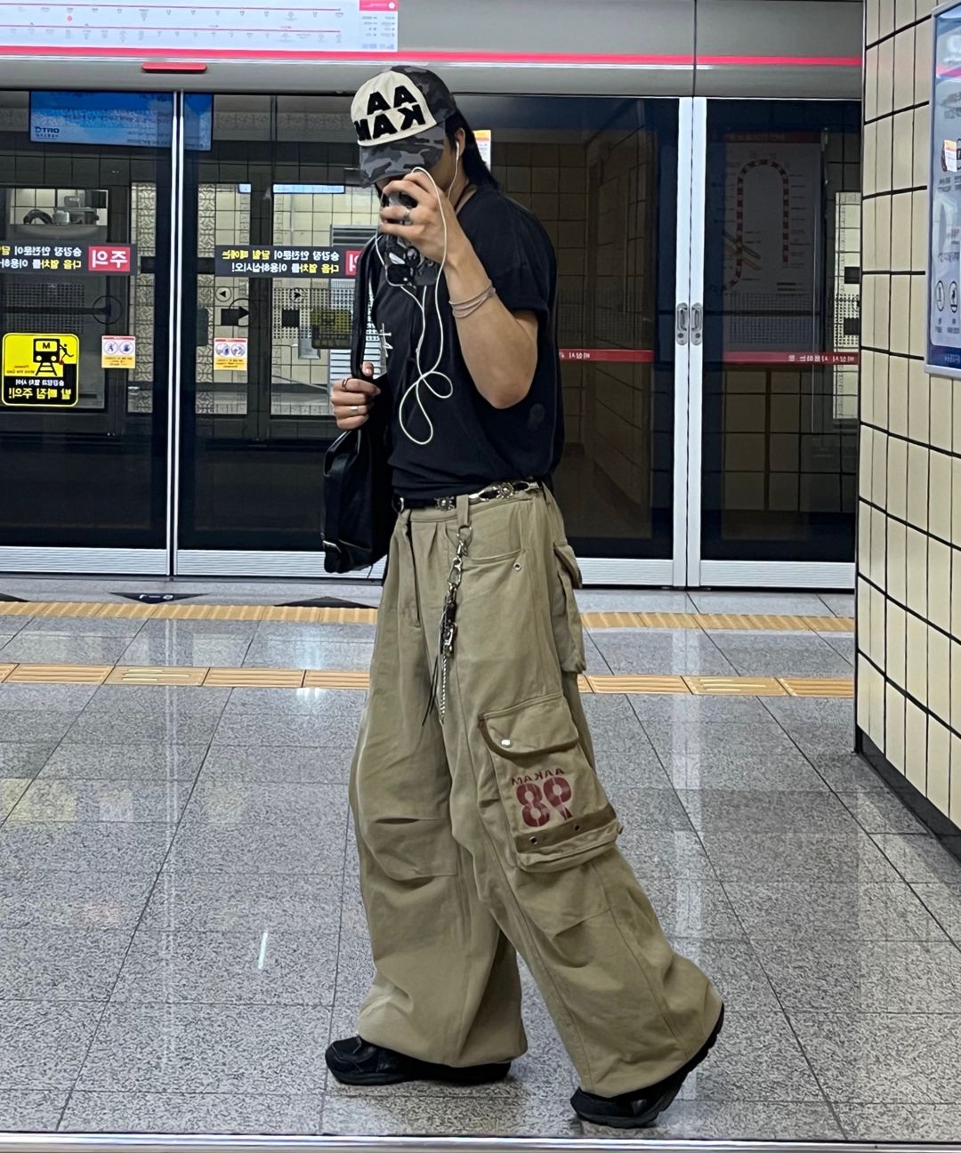 MUSINSA | AAKAM 98 Knee Pin-Tuck Contrast Cargo Pants (Black)