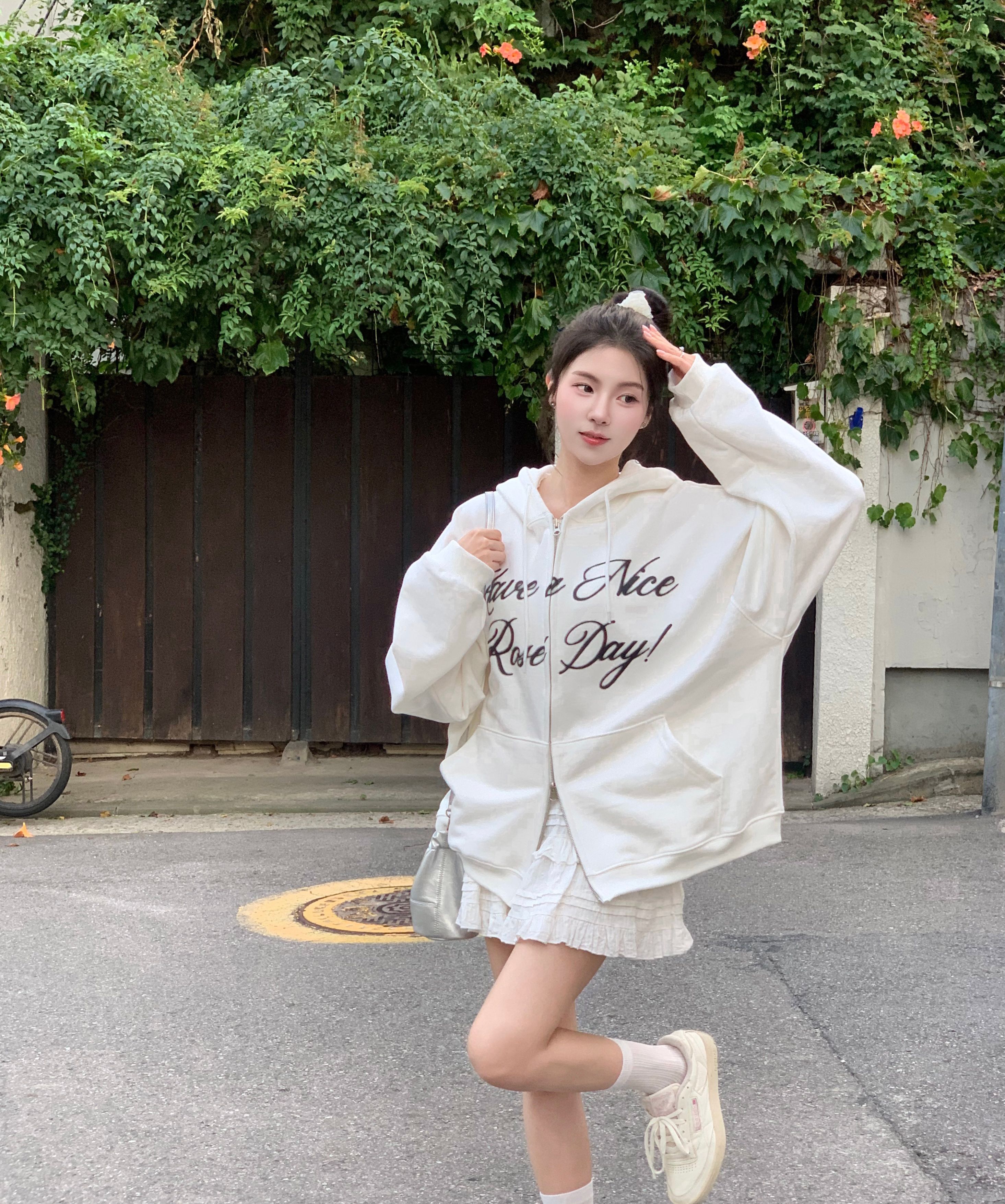 MUSINSA公式 | ROSÉ FRANTZ Spread Hood Zip-up [White]