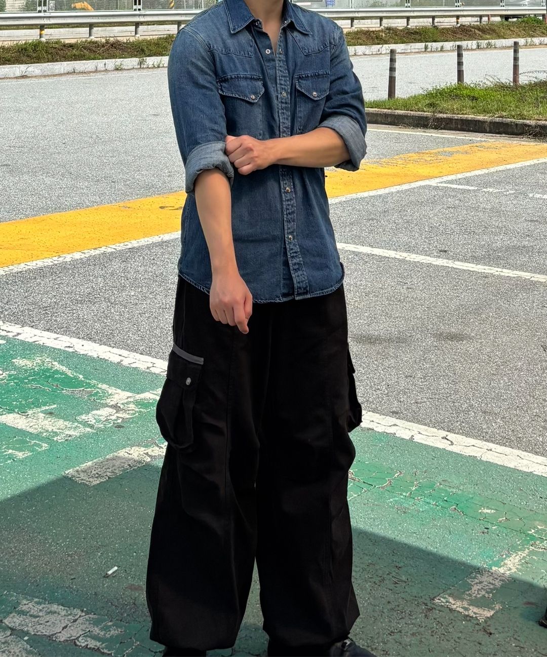 パンツ AAKAM Knee Pin-tuck Contrast Cargo 2 MUSINSA公式 | AAKAM Knee Pin-tuck Contrast Cargo Pants (Black)