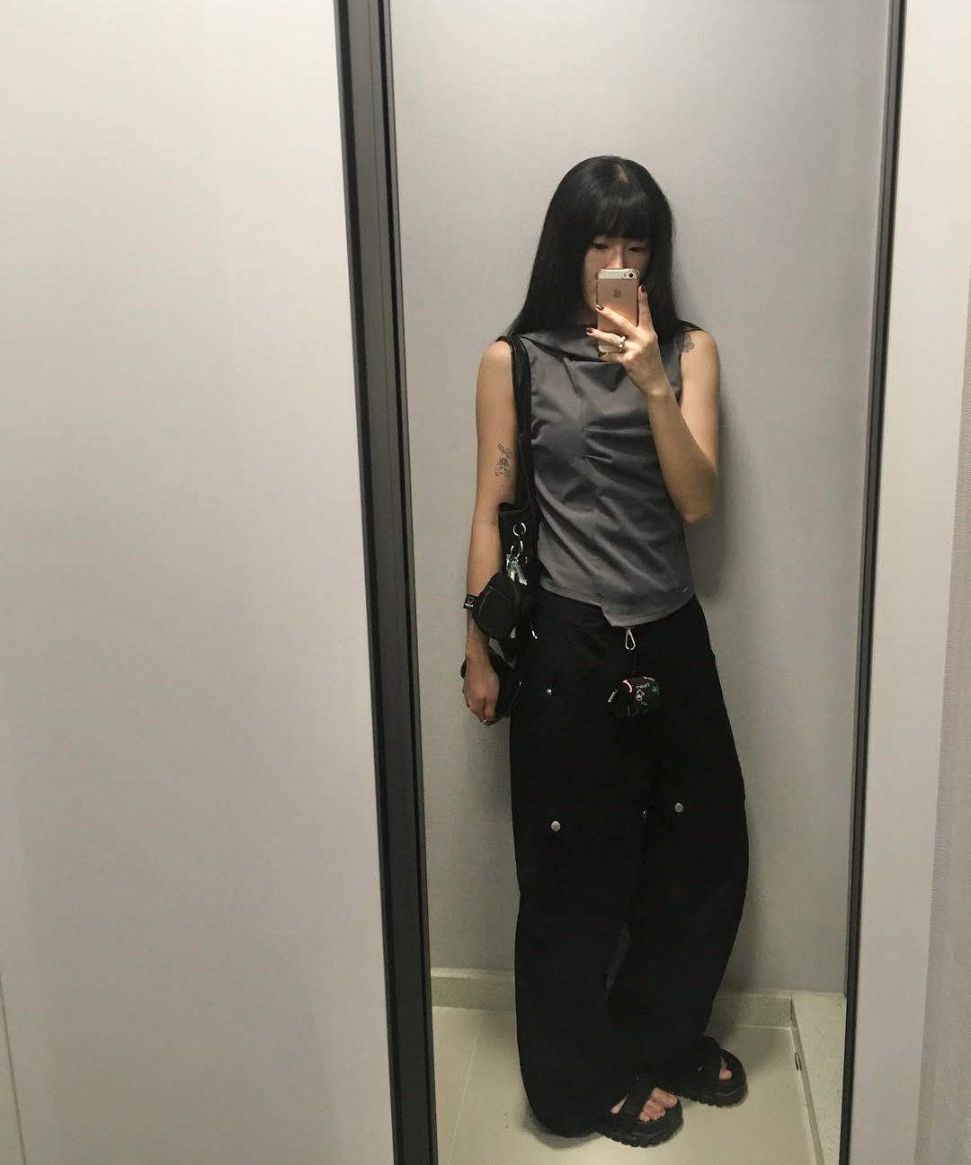 MUSINSA | MISEKI SEOUL Cowl neck pintuck sleeveless BLACK