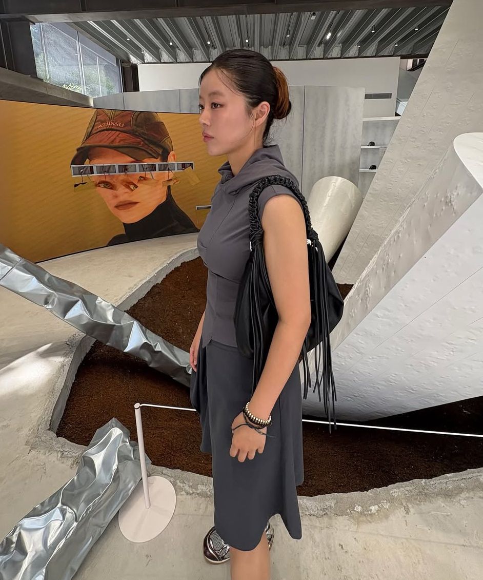 MUSINSA公式 | MISEKI SEOUL Side pleats gathered midi skirt BLACK