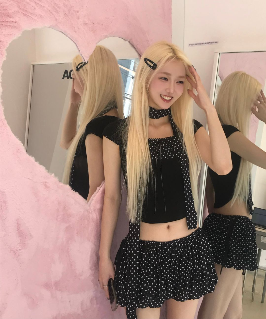 HILLDA Dot Square Crop Top ドット柄 シズニルック MUSINSA | HILLDA Dot Square Crop Top [Black]