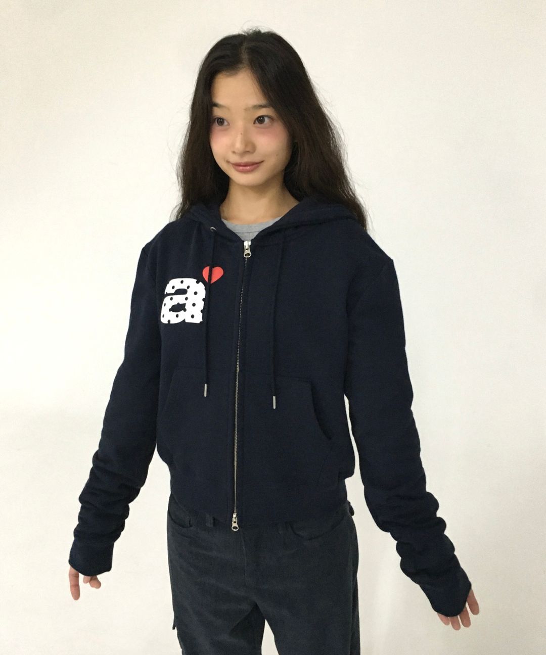 MUSINSA公式 | AEAE DOT SMALL LETTER CROP HOOD ZIP UP [NAVY]