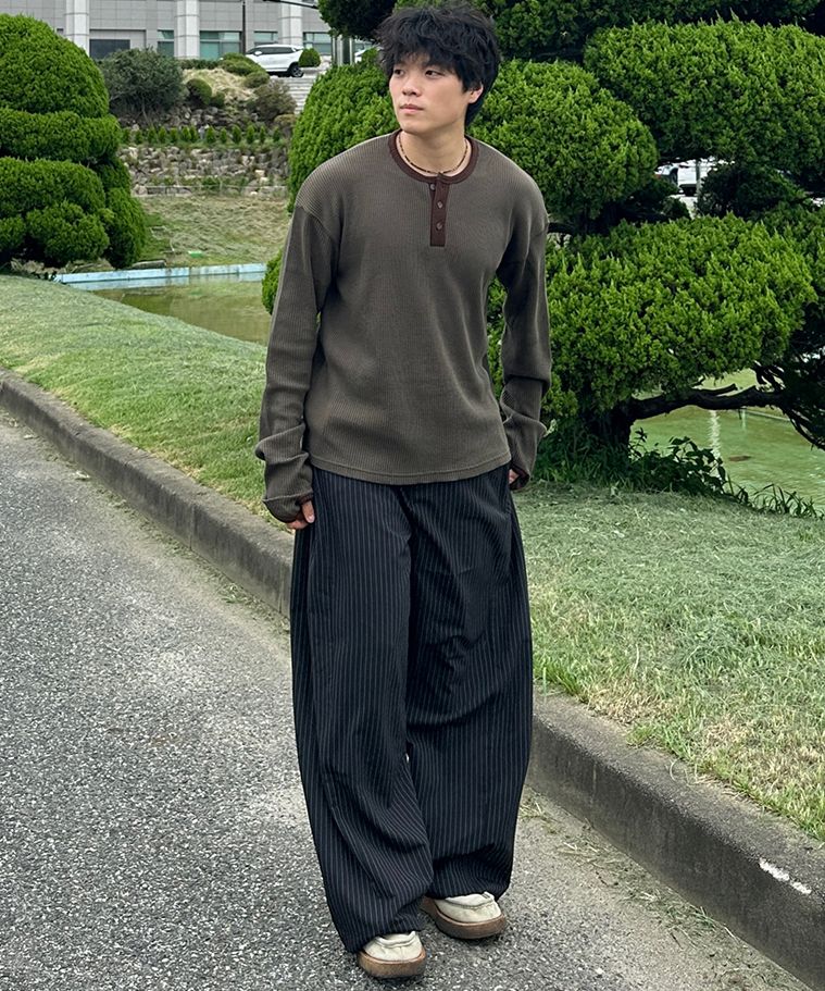 MUSINSA | SIGNATURE Multi-tuck wide slacks [black stripe]
