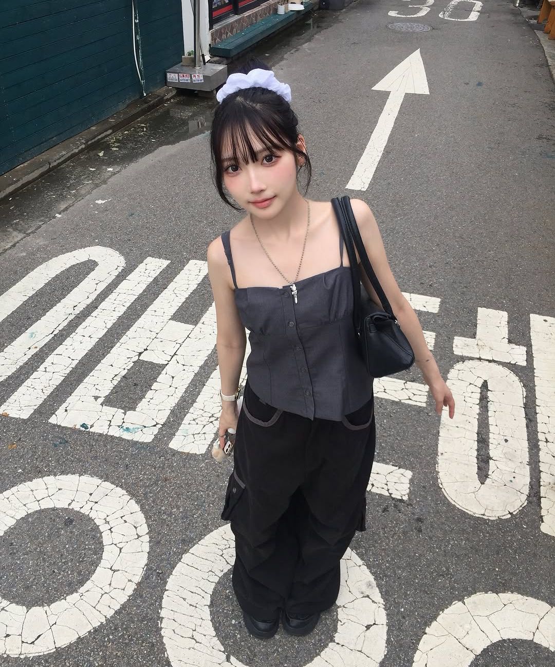 MUSINSA公式 | AAKAM Knee Pin-tuck Contrast Cargo Pants (Black)