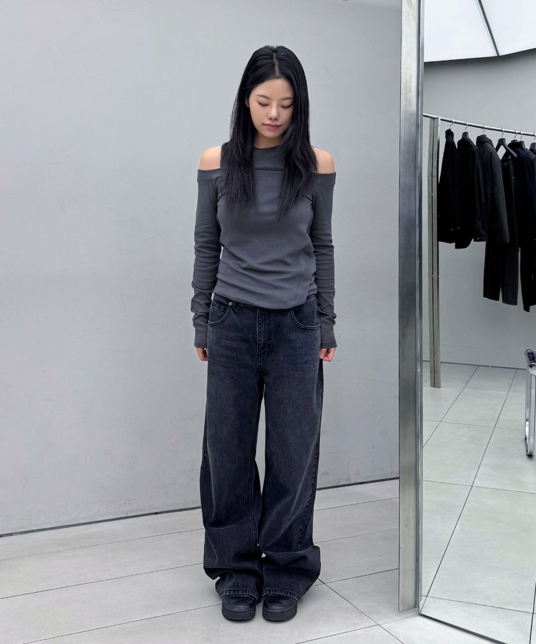 MUSINSA公式 | INSILENCE WOMEN アシンメトリックオフショルダー