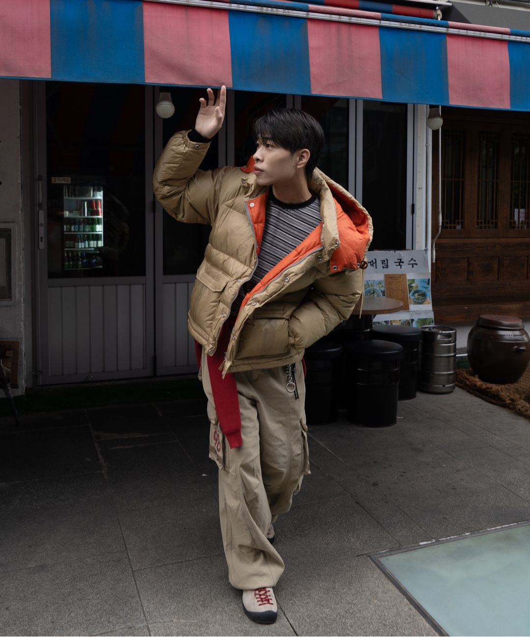 MUSINSA | AAKAM 98 Knee Pin-Tuck Contrast Cargo Pants (Black)