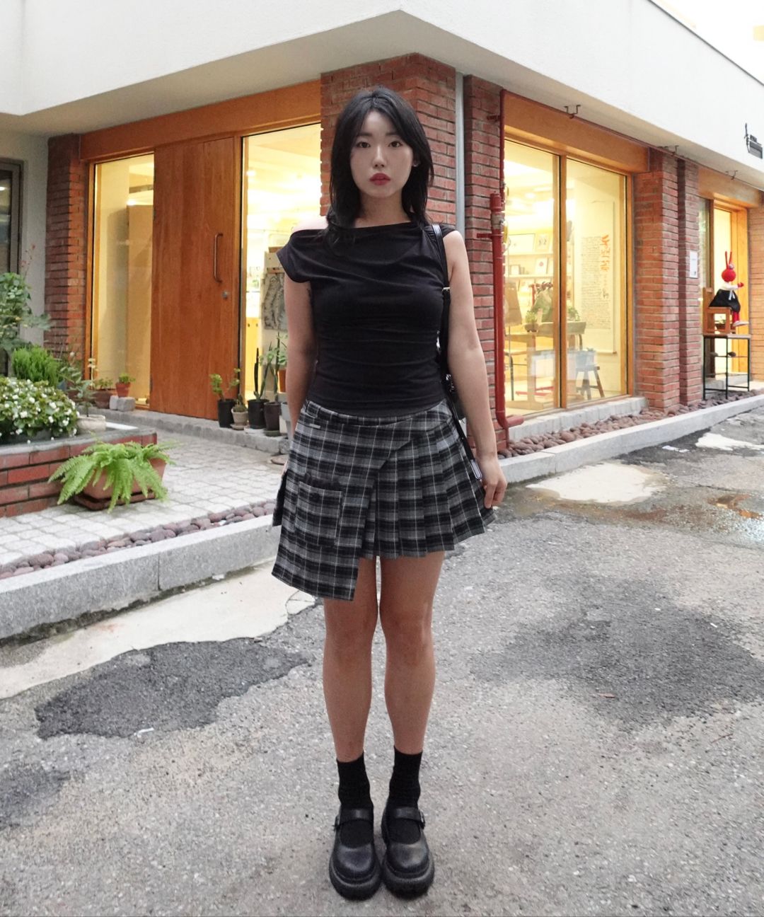 MUSINSA | MISEKI SEOUL Slanted sleeveless top BLACK