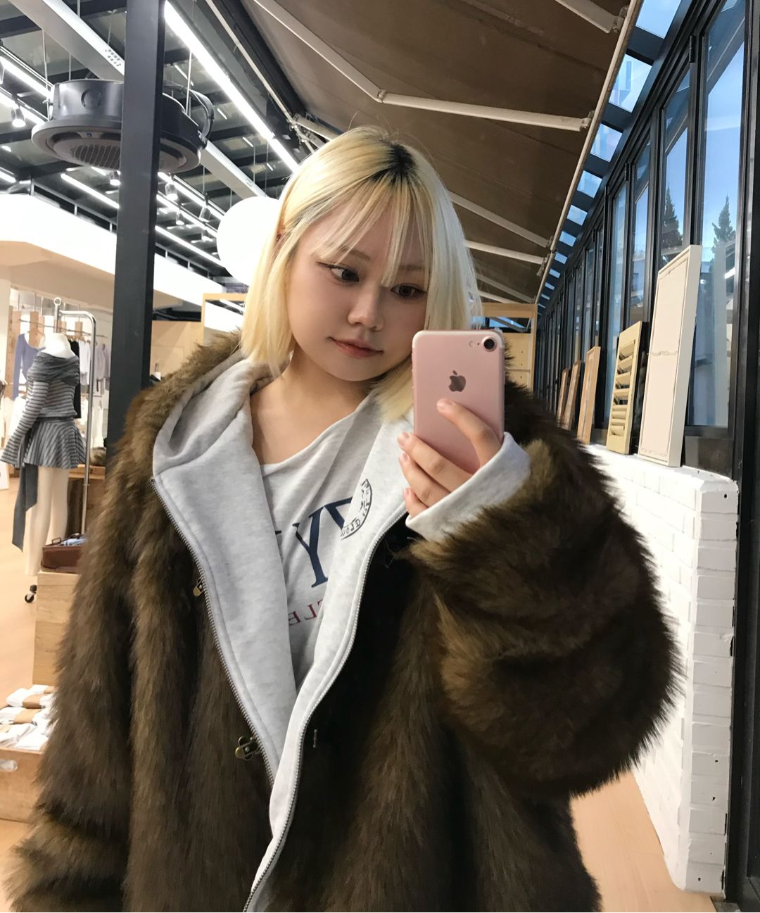 MUSINSA公式 | GLOWNY MOOR REVERSIBLE FUR JACKET (CHARCOAL)
