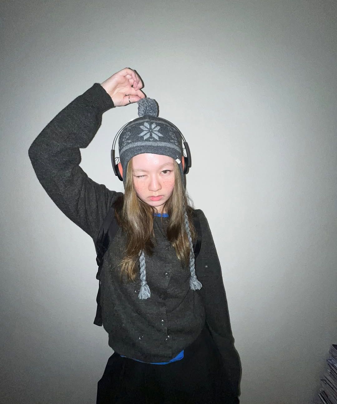 MUSINSA公式 | OHESHIO BELL EARFLAP BEANIE, CHARCOAL