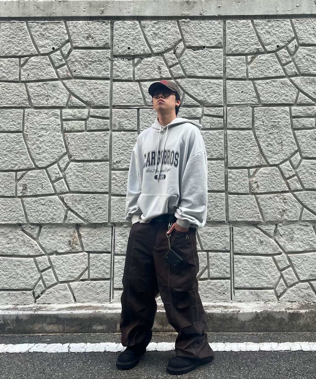 MUSINSA公式 | AAKAM Knee Pin-tuck Printed Denim Pants (Brown)