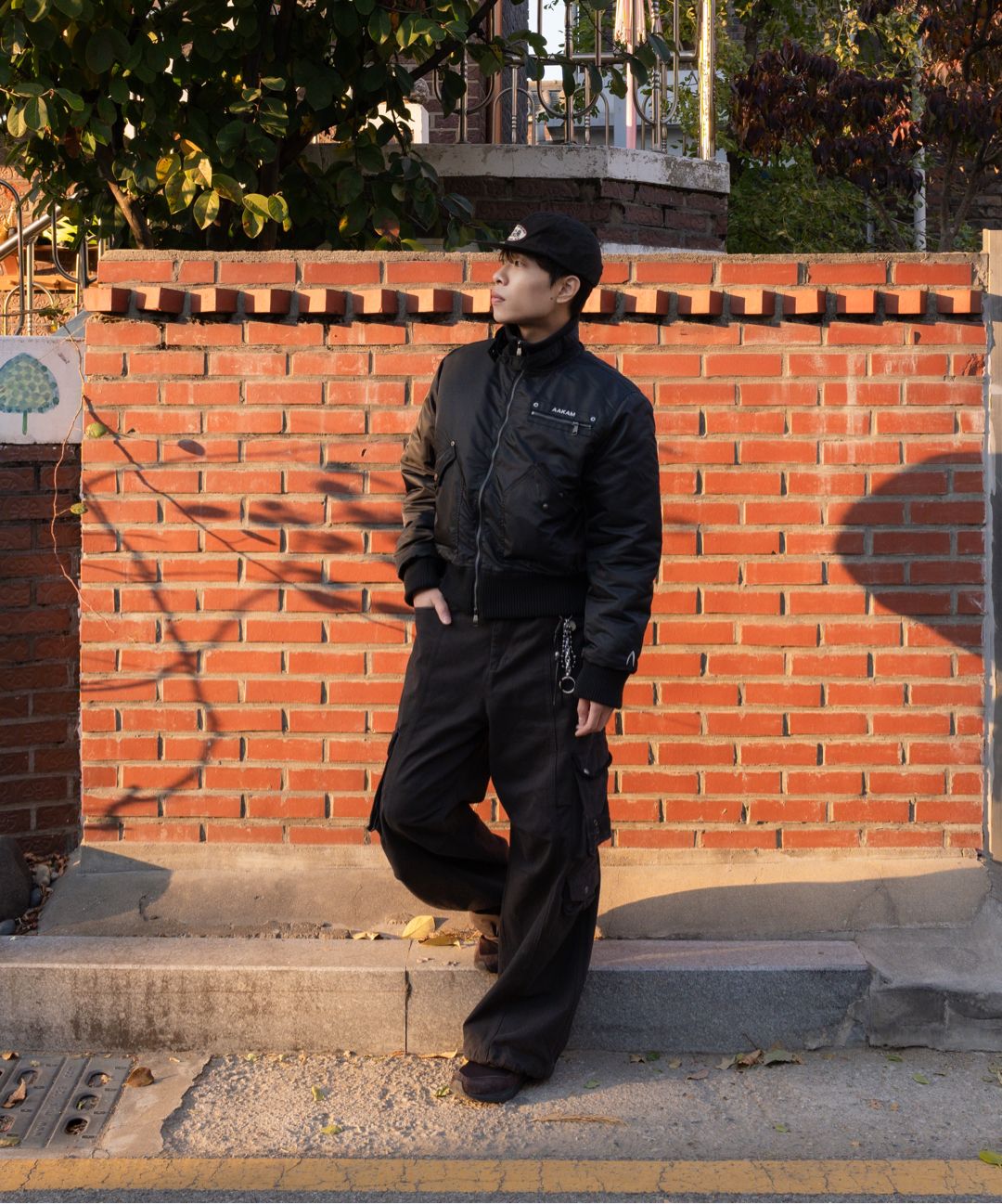 MUSINSA | AAKAM 98 Knee Pin-Tuck Contrast Cargo Pants (Black)