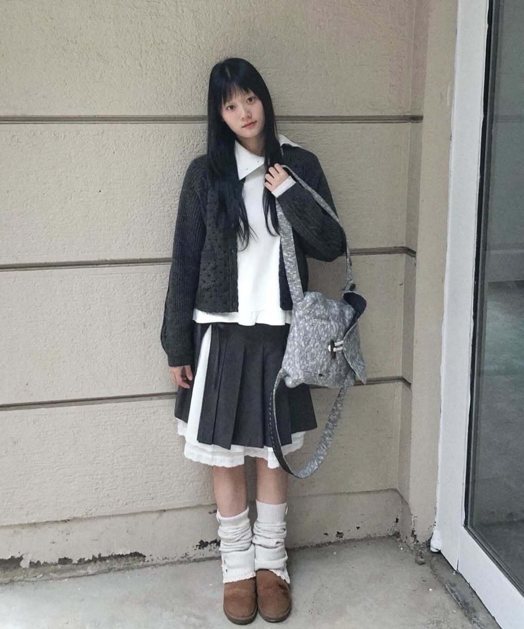 MUSINSA公式 | HUG YOUR SKIN フラワーボタンポロトップ（チャコール）