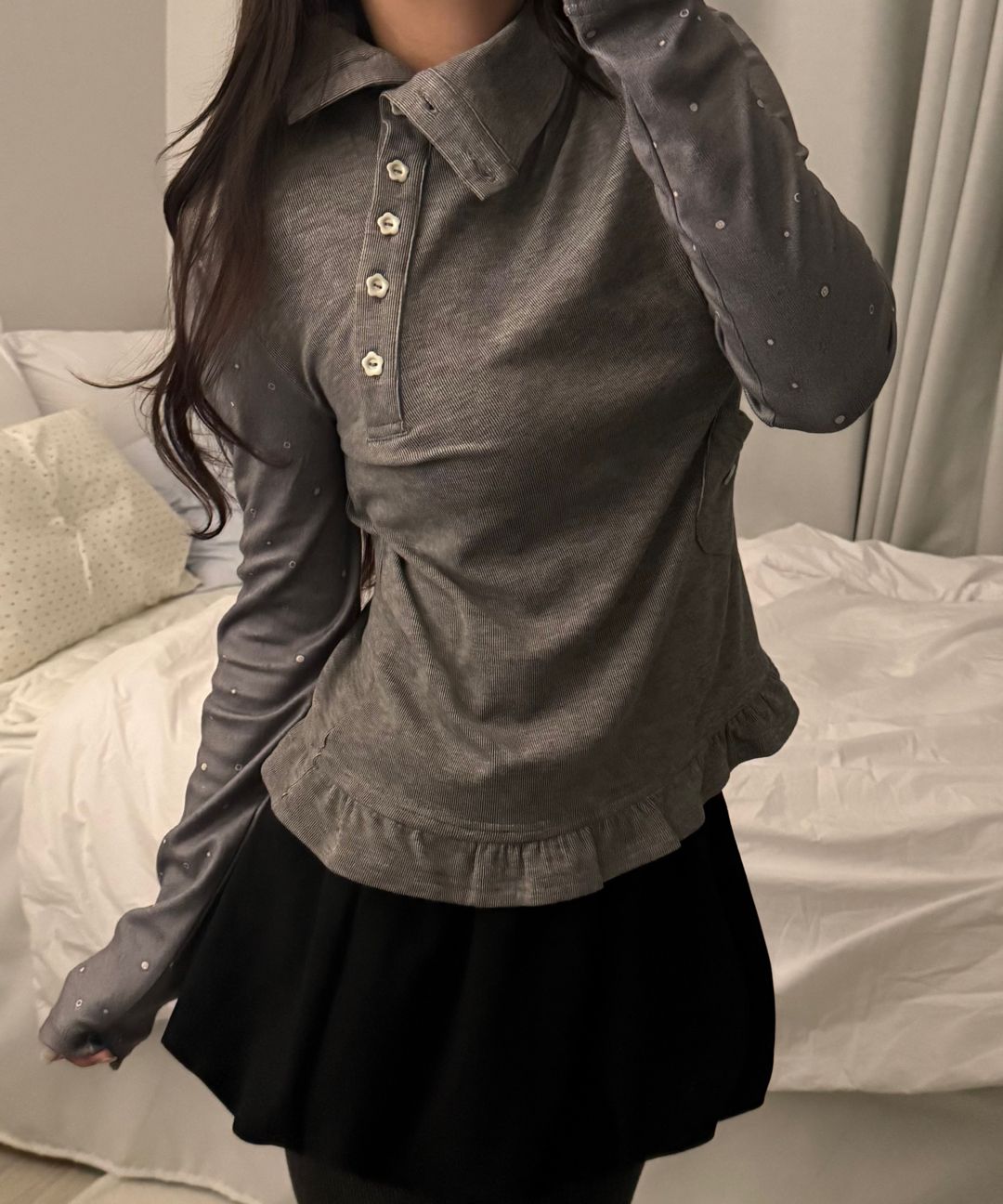 MUSINSA公式 | HUG YOUR SKIN フラワーボタンポロトップ（チャコール）