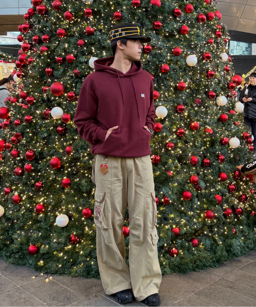 MUSINSA | AAKAM 98 Knee Pin-Tuck Contrast Cargo Pants (Black)