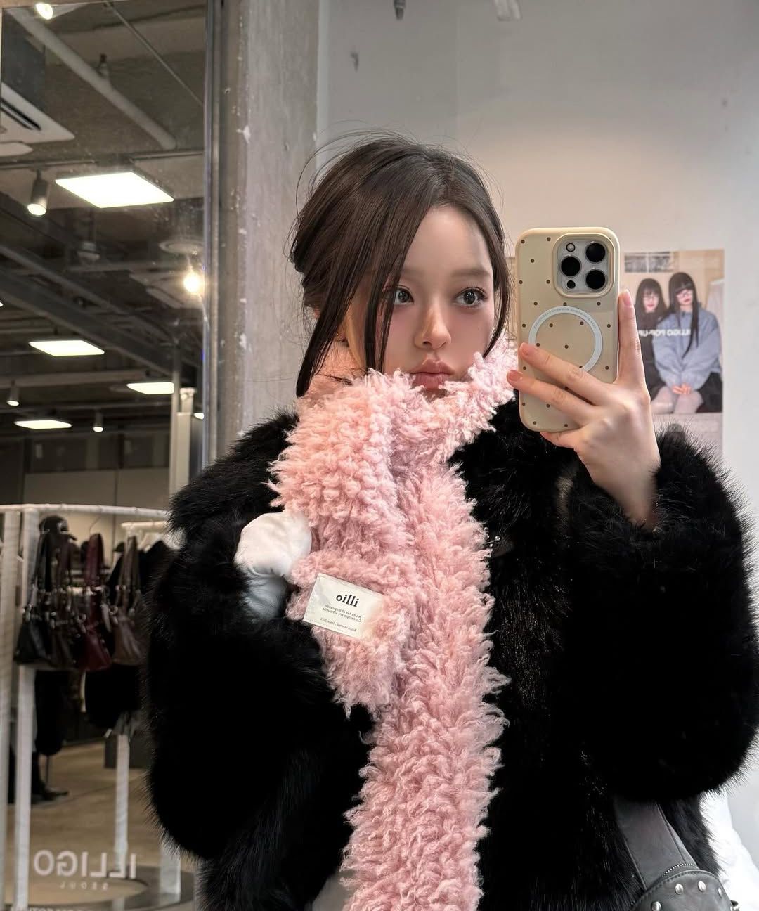 MUSINSA | ILLIO WHITE FLUFFY MUFFLER