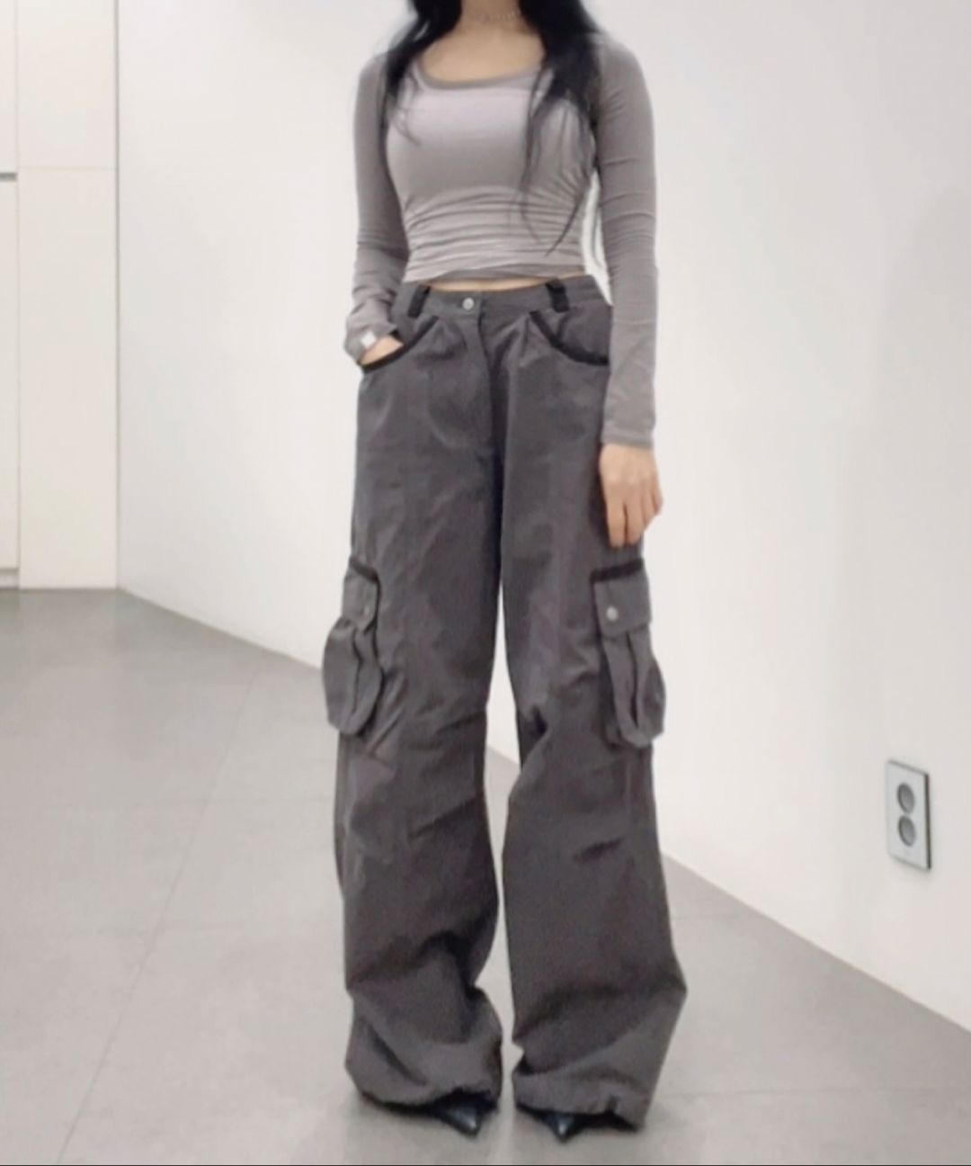 AAKAM ニーピンタックコントラストカーゴパンツ（ダークグレー） MUSINSA公式 | AAKAM ニーピンタックコントラストカーゴパンツ