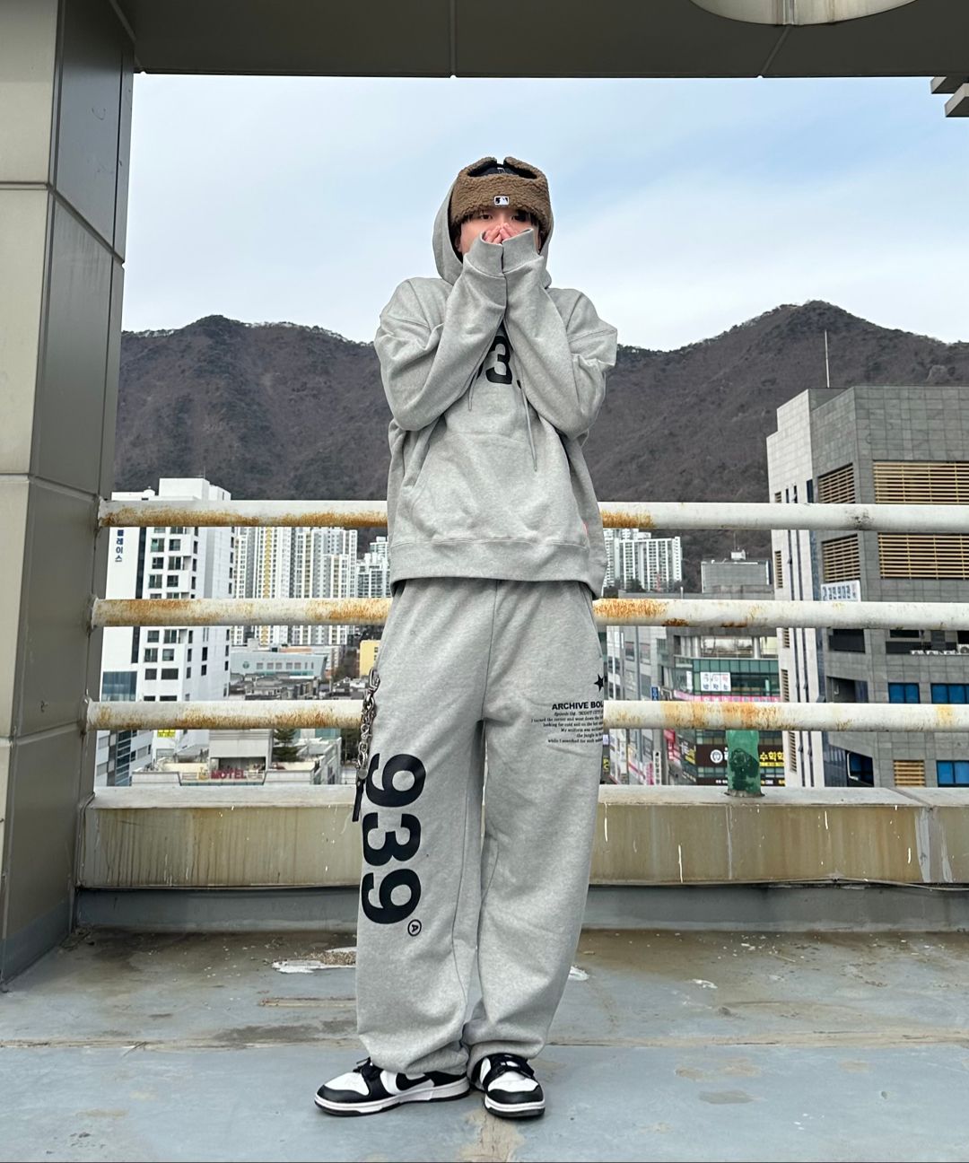 MUSINSA公式 | ARCHIVE BOLD 939 LOGO SWEAT PANTS_GRAY