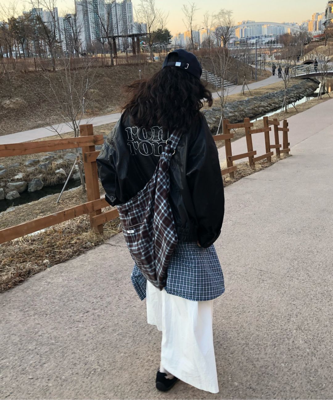 론론(RONRON) HEART ZIP POCKET 2WAY DUFFLE BAG BLACK - 사이즈