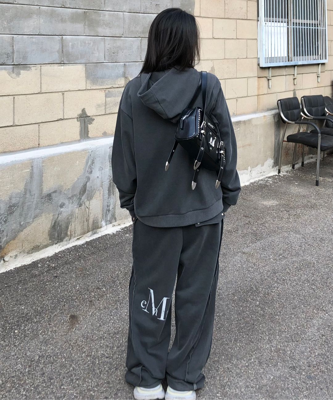 MUSINSA公式 | MUCENT コニックメタルロゴスタッズショルダーバッグ 