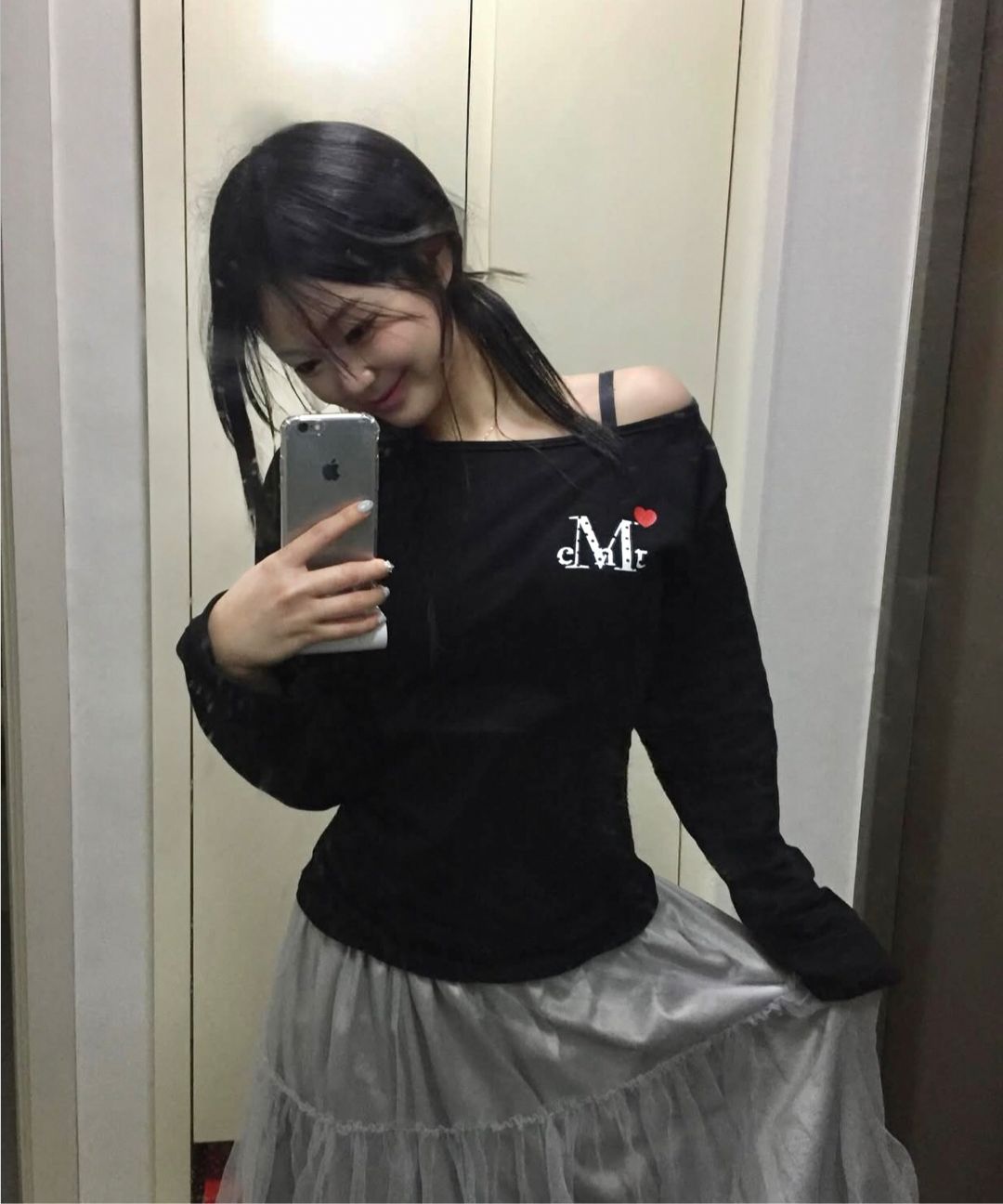 Mucent ムセント ミニハートロゴワンショルダー長袖Tシャツ MUCENT（ムセント）の「ラブリッツミニハートロゴワンショルダー長袖T