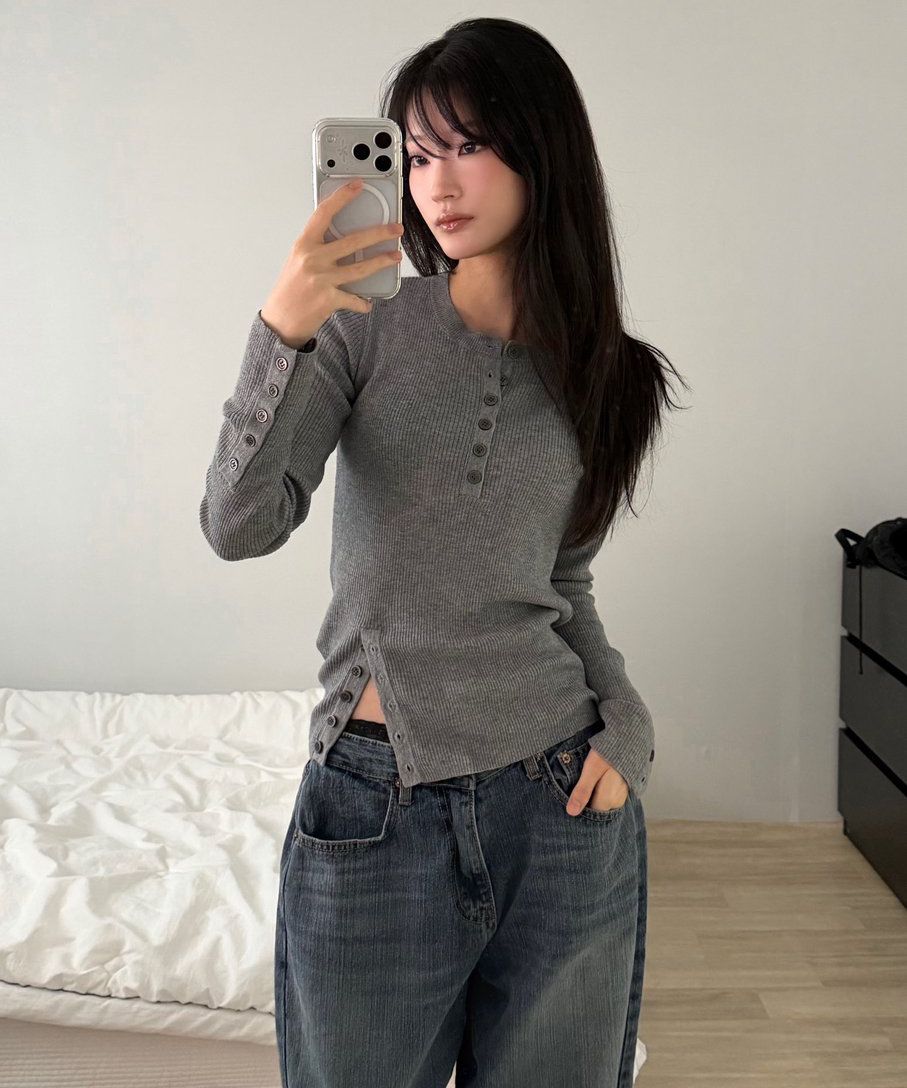 MUSINSA公式 | SCHISM INDUCING BUTTON SLIT HENLEY KNIT GREY