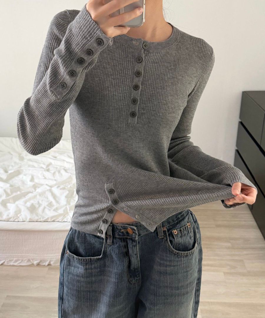 MUSINSA公式 | SCHISM INDUCING BUTTON SLIT HENLEY KNIT GREY