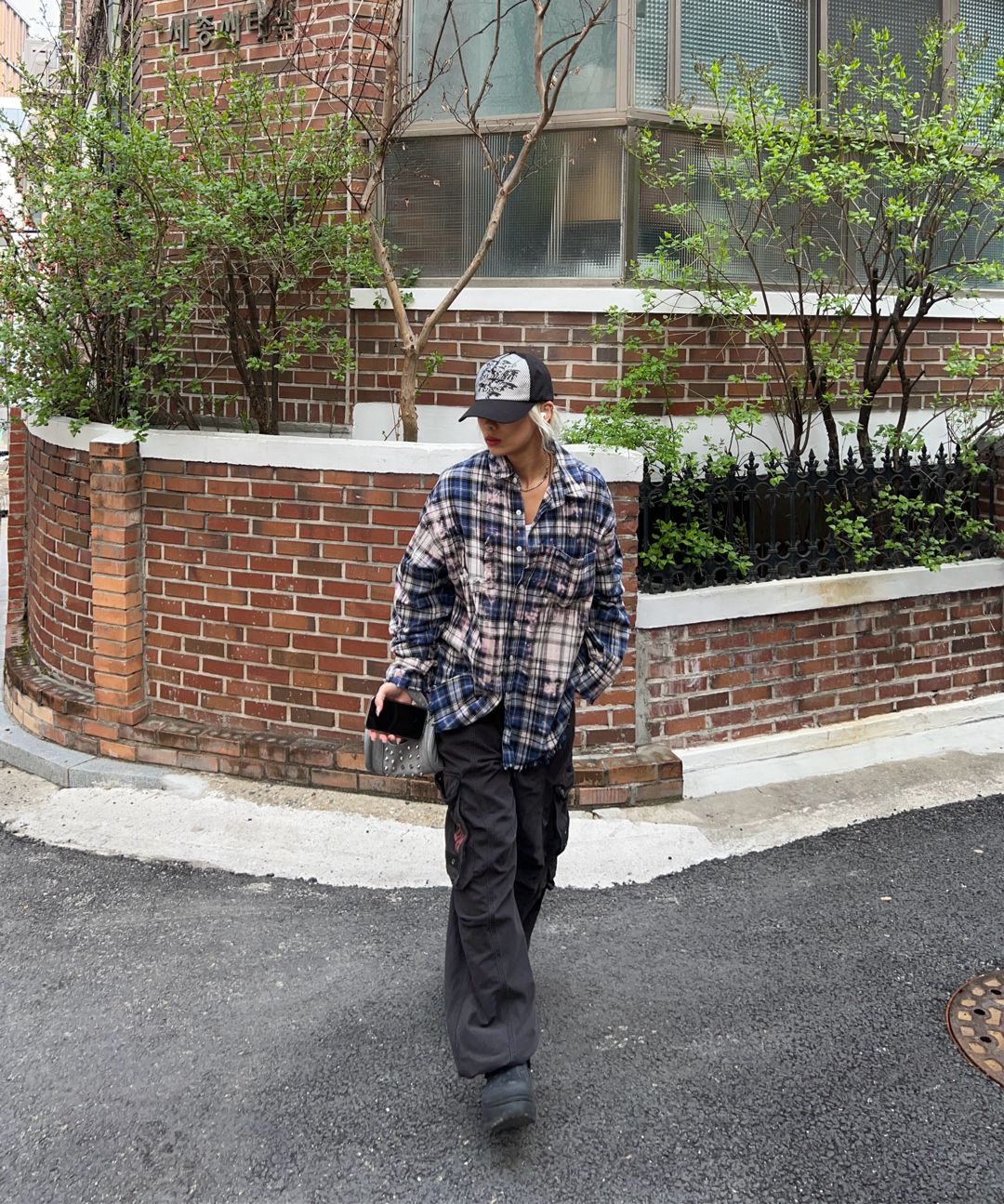 MUSINSA | AAKAM 98 Knee Pin-Tuck Contrast Cargo Pants (Black)