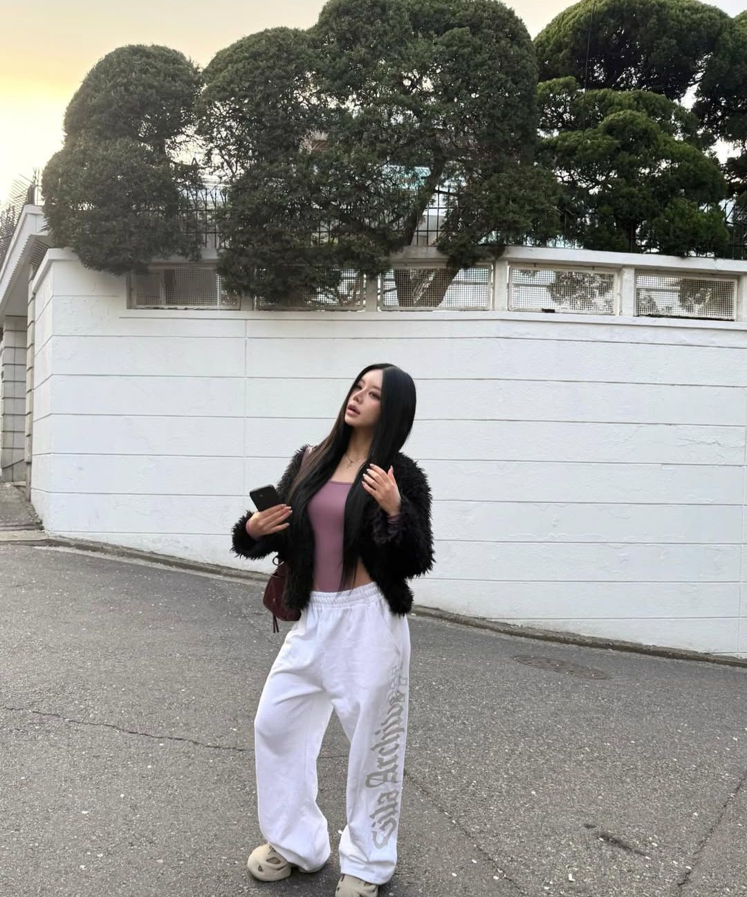 MUSINSA | GILAARCHIVE SIDE CROSS LOGO SWEATPANTS_WHITE