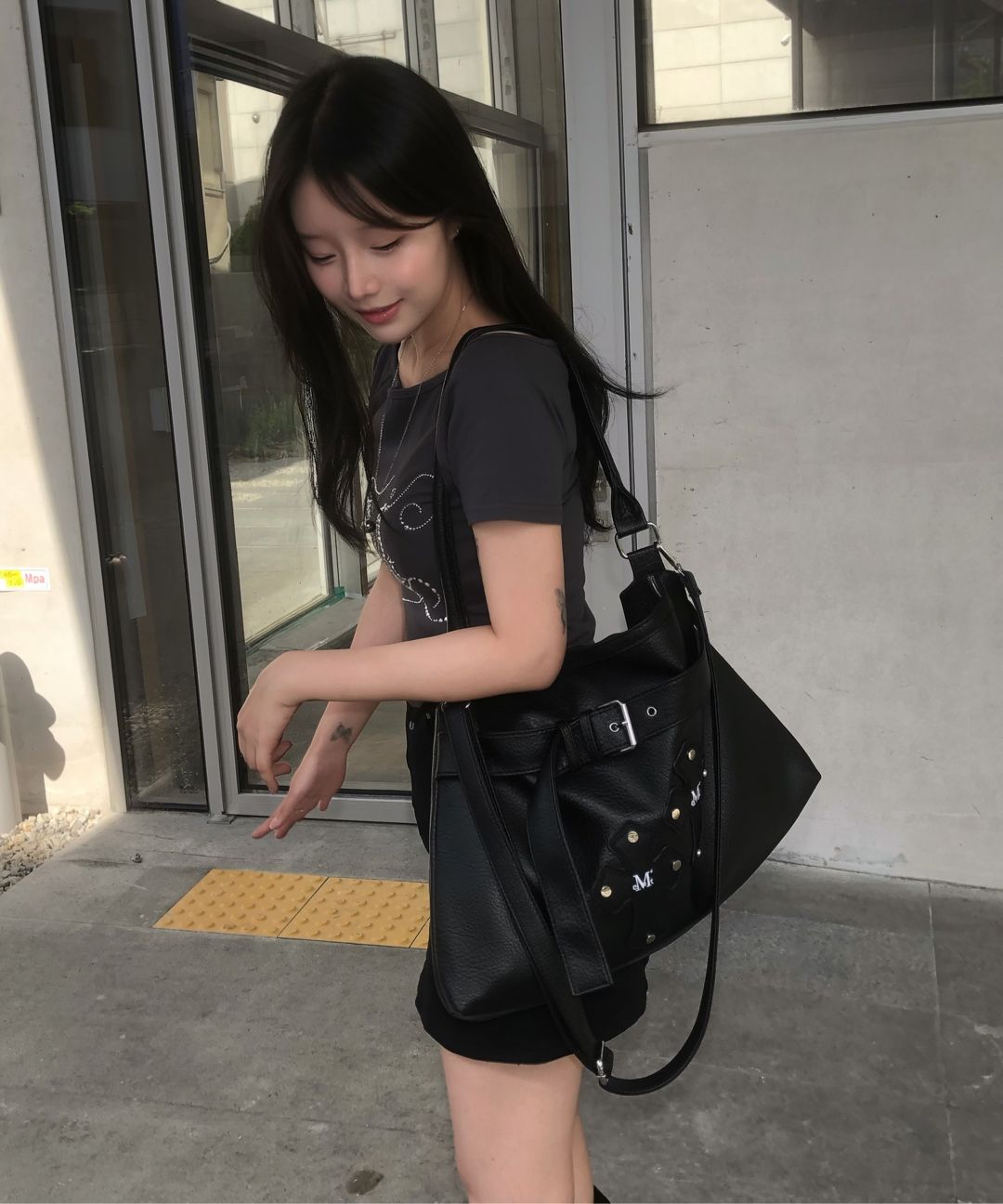 MUSINSA公式 | MUCENT ラズクロスレザーベルトショルダーバッグ 男女共用