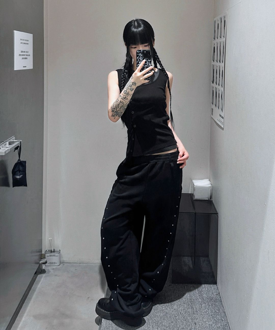 MUSINSA公式 | INSILENCE WOMEN スタッズスウェットパンツBLACK