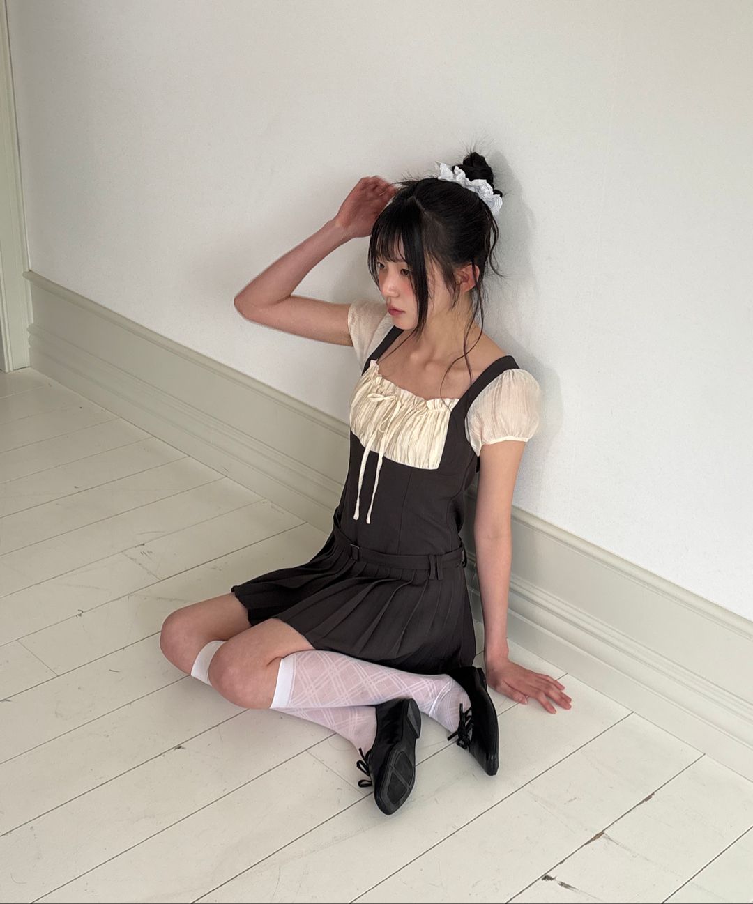 MUSINSA公式 | ILLIGO プレピリボンプリーツ半袖ワンピースチャコール