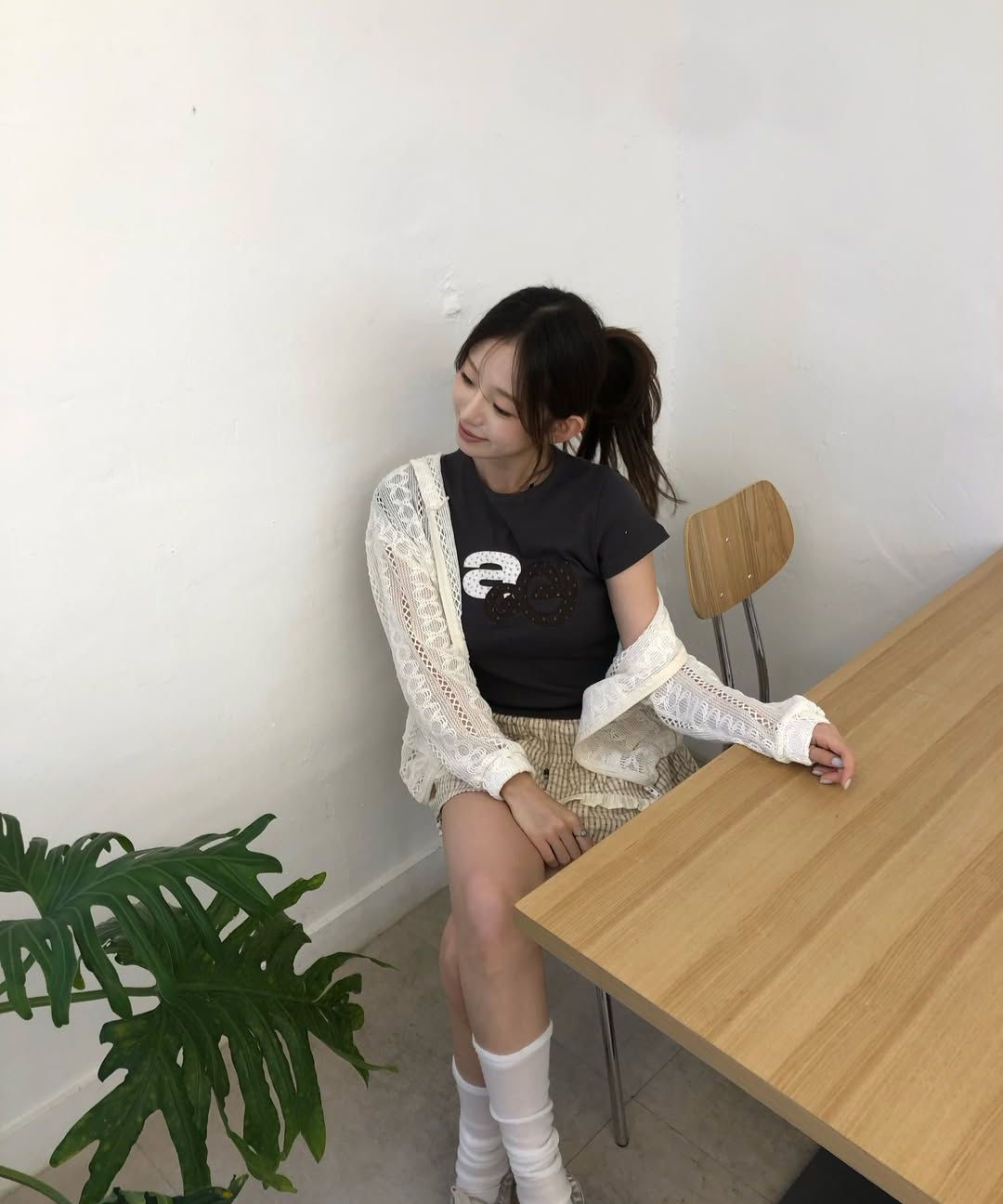 MUSINSA公式 | AEAE APPLIQUE FLOWER LOGO TEE [WHITE]