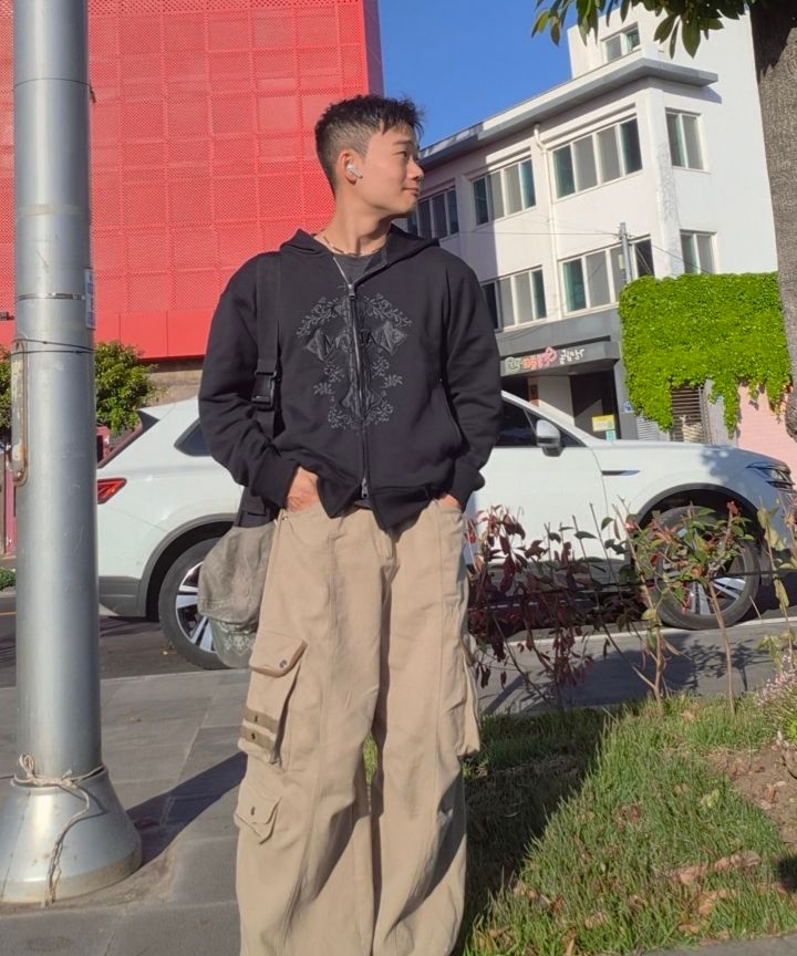 MUSINSA | AAKAM 98 Knee Pin-Tuck Contrast Cargo Pants (Black)