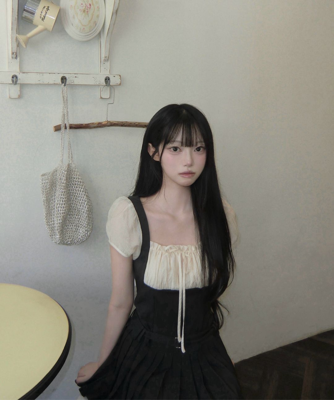 MUSINSA公式 | ILLIGO プレピリボンプリーツ半袖ワンピースチャコール