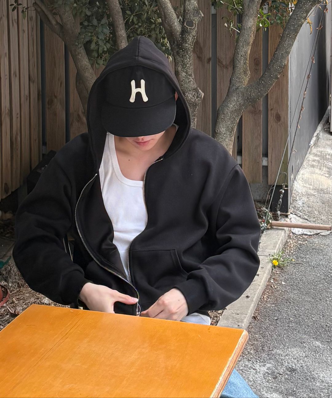 MUSINSA | SIGNATURE Two-Way Cropped Hoodie Zip-Up [Black]