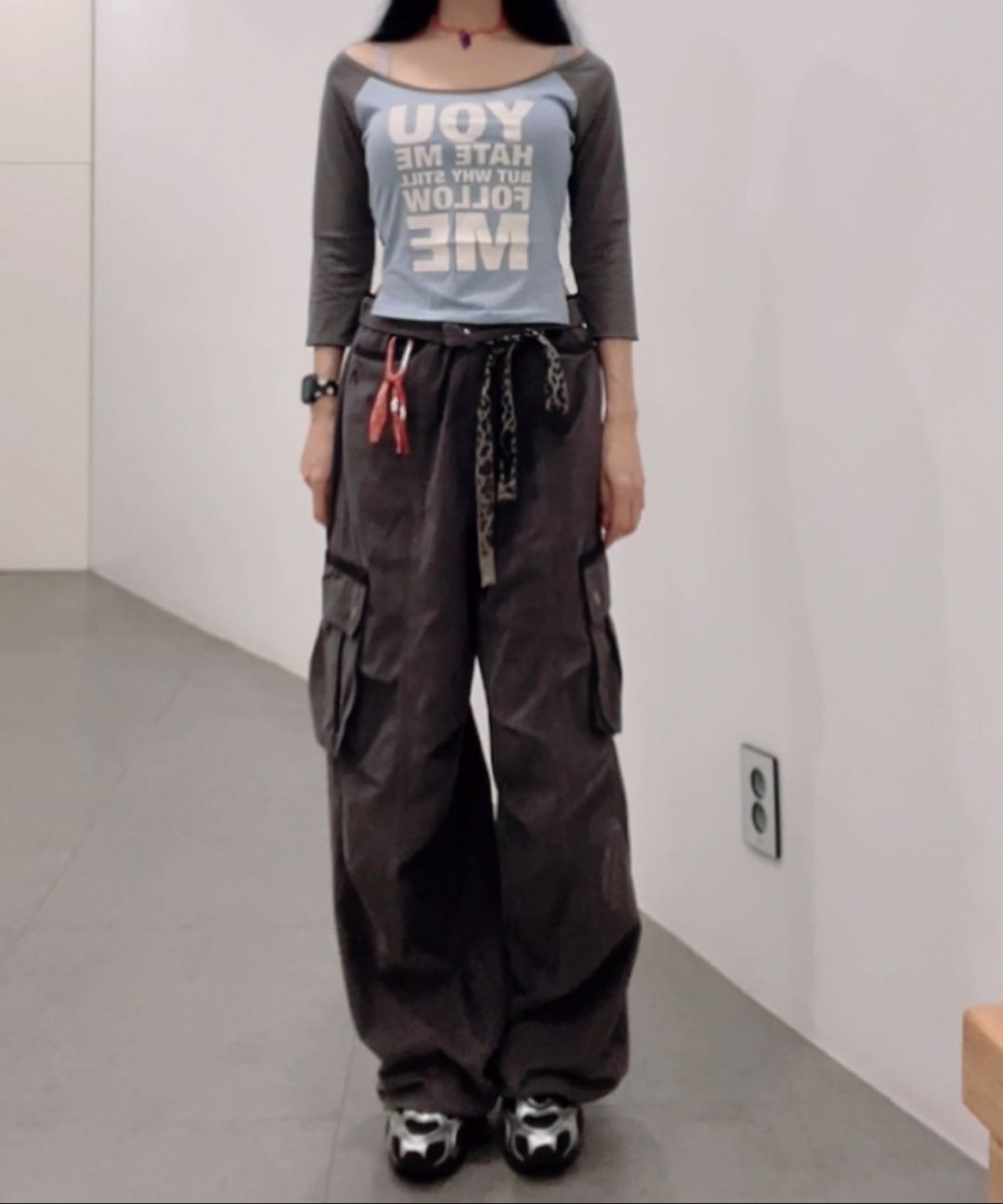 아캄(AAKAM) Knee Pin-tuck Contrast Cargo Pants (Dark Gray